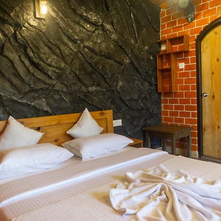 Bed and Breakfast Hobbit Hole Hideaway Елла Екстер'єр фото