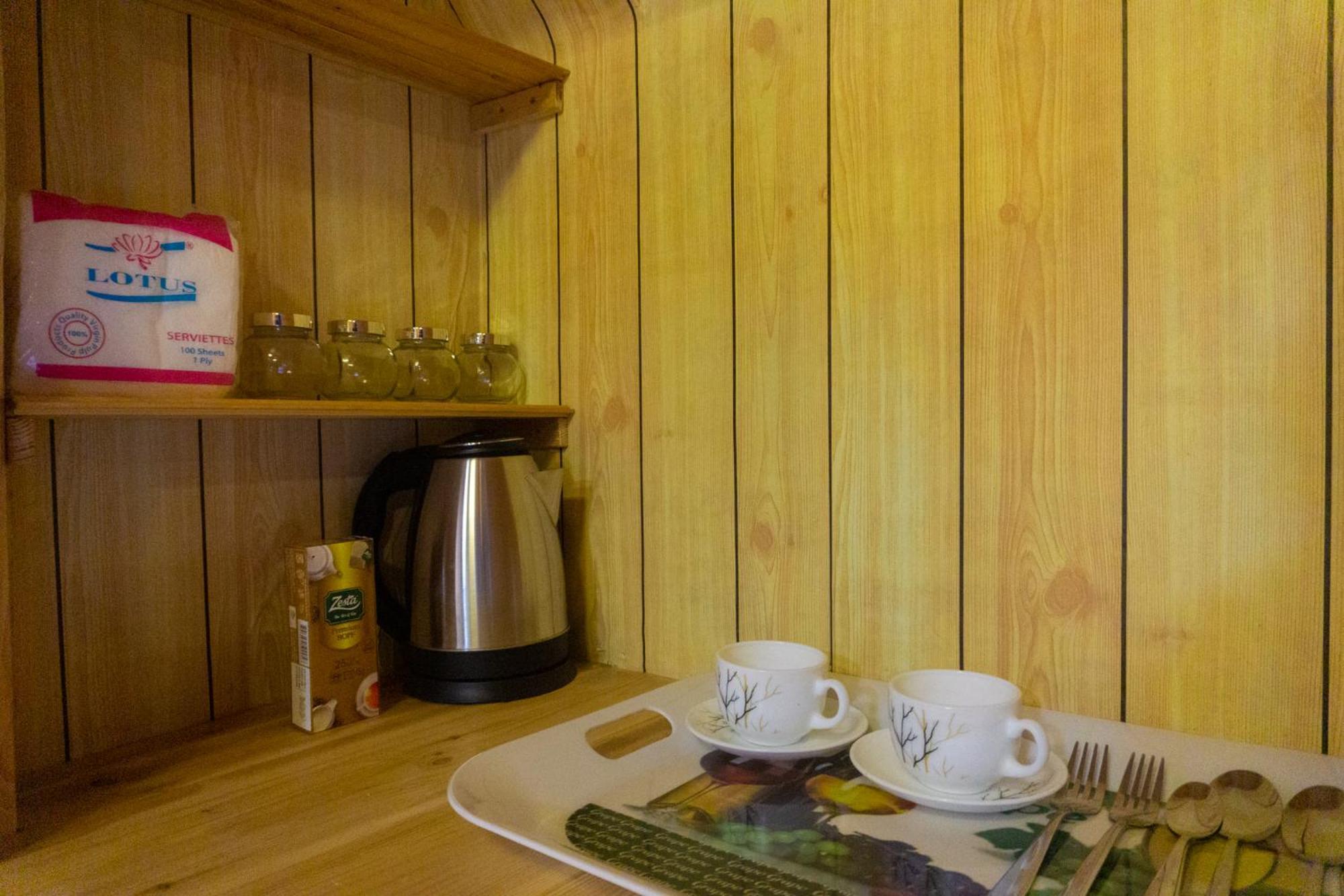 Bed and Breakfast Hobbit Hole Hideaway Елла Екстер'єр фото