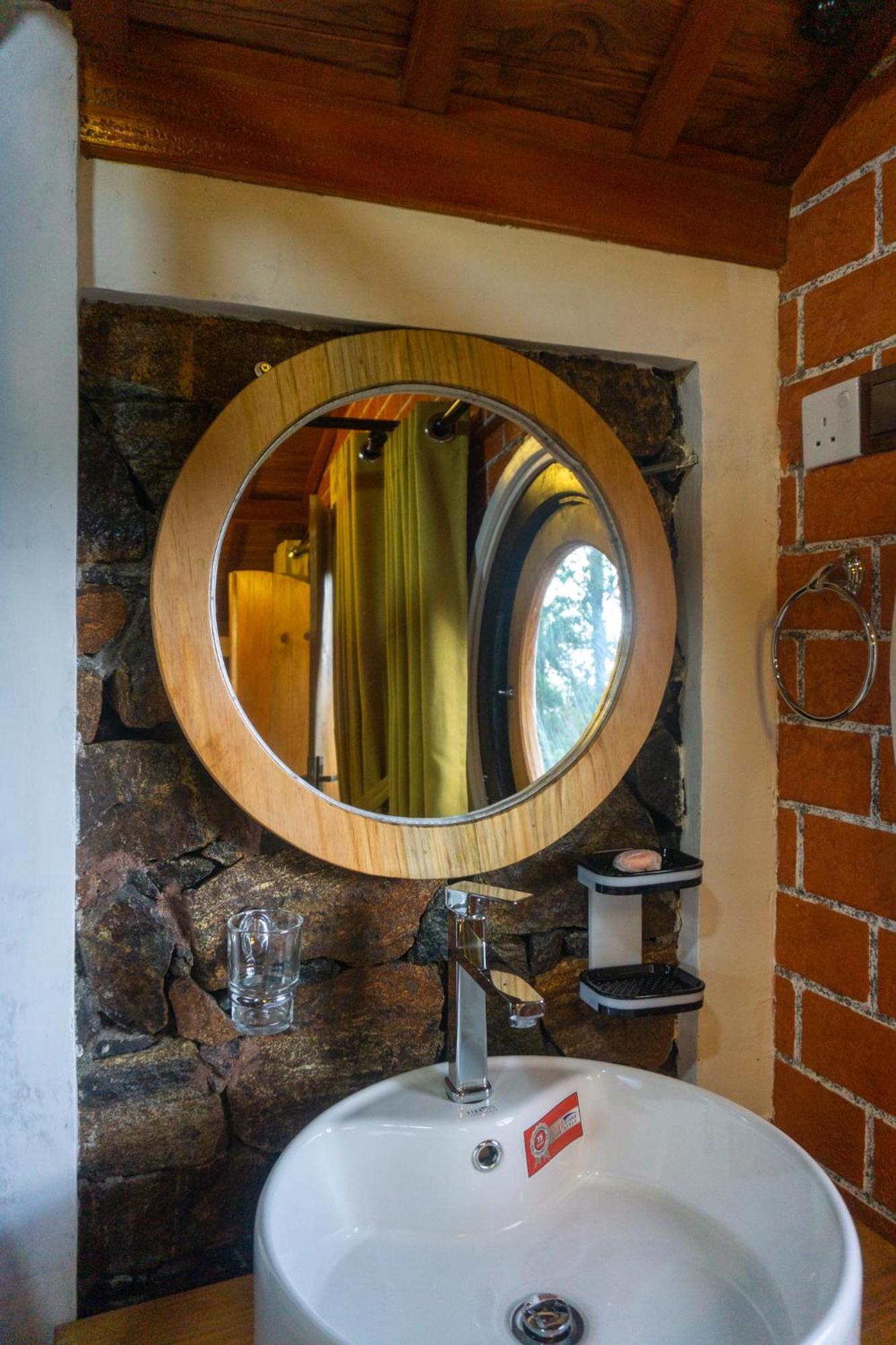 Bed and Breakfast Hobbit Hole Hideaway Елла Екстер'єр фото