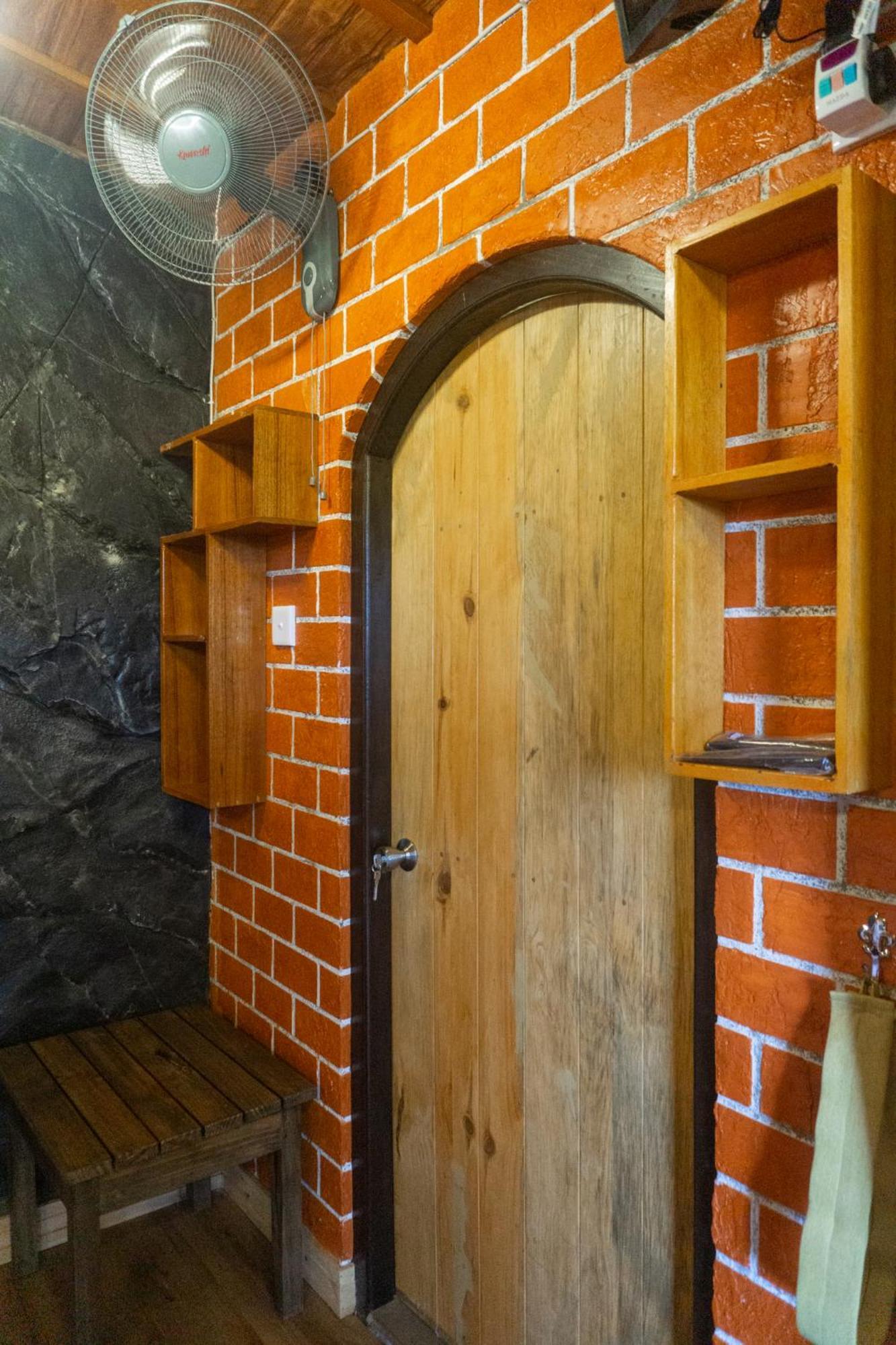 Bed and Breakfast Hobbit Hole Hideaway Елла Екстер'єр фото