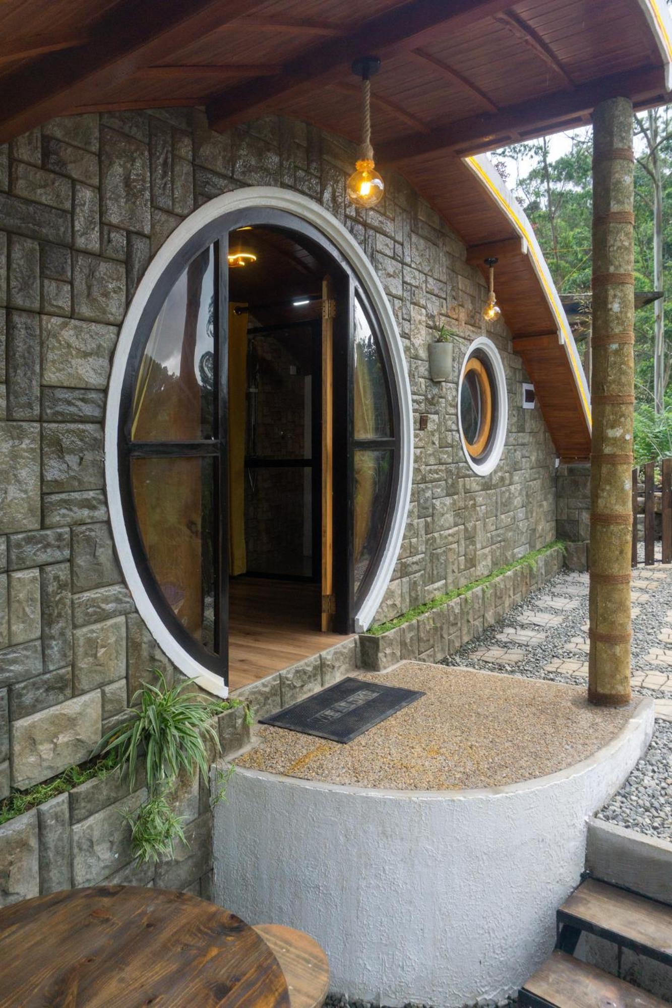 Bed and Breakfast Hobbit Hole Hideaway Елла Екстер'єр фото