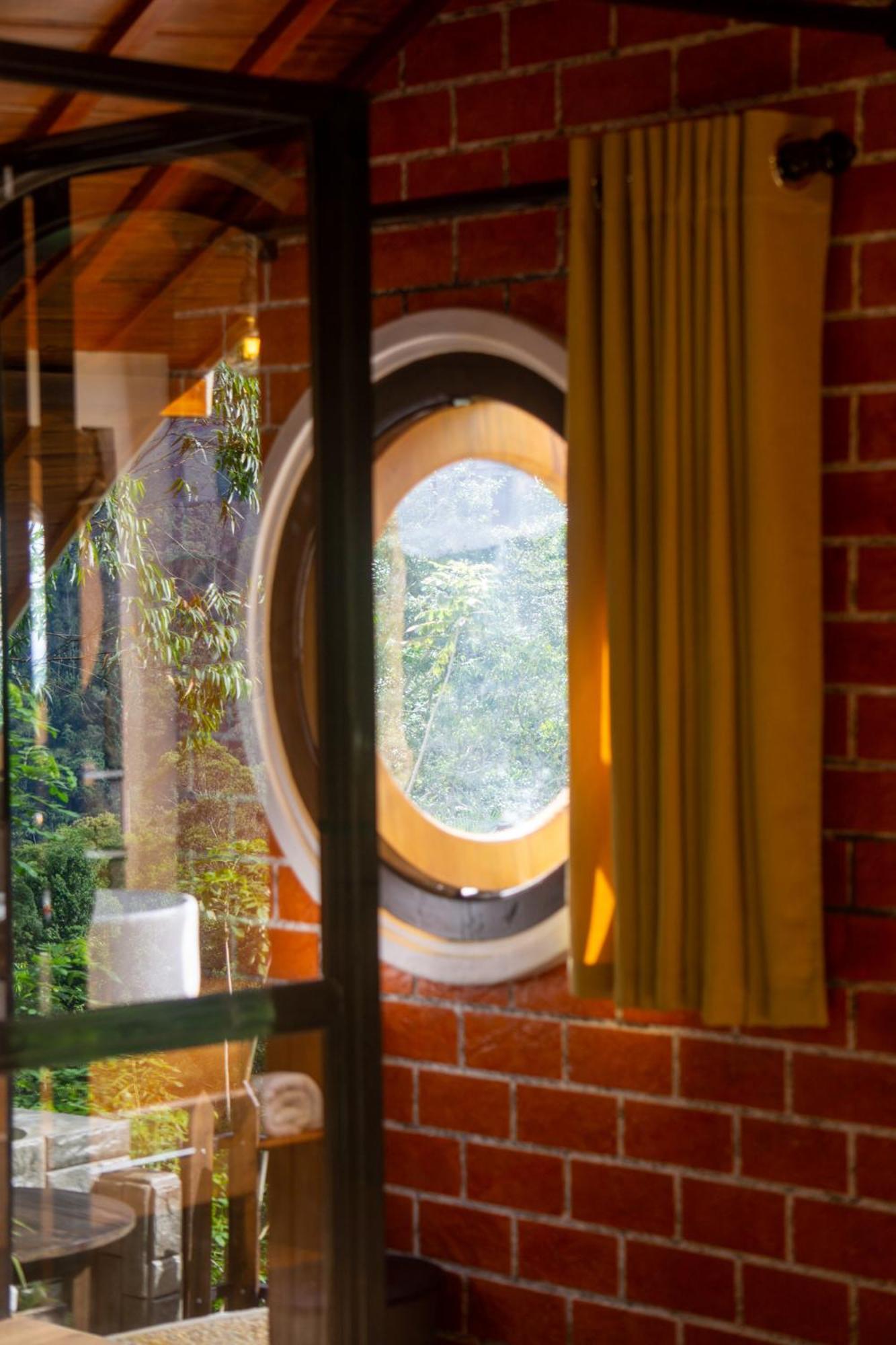 Bed and Breakfast Hobbit Hole Hideaway Елла Екстер'єр фото