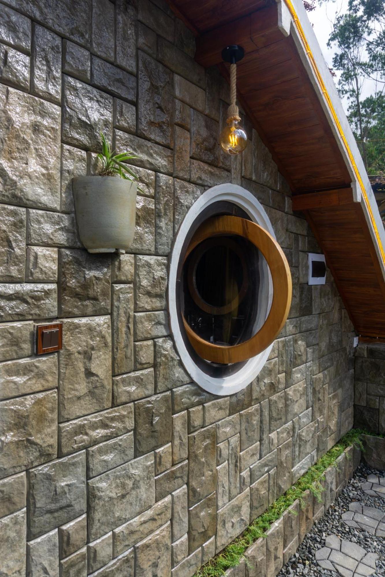 Bed and Breakfast Hobbit Hole Hideaway Елла Екстер'єр фото