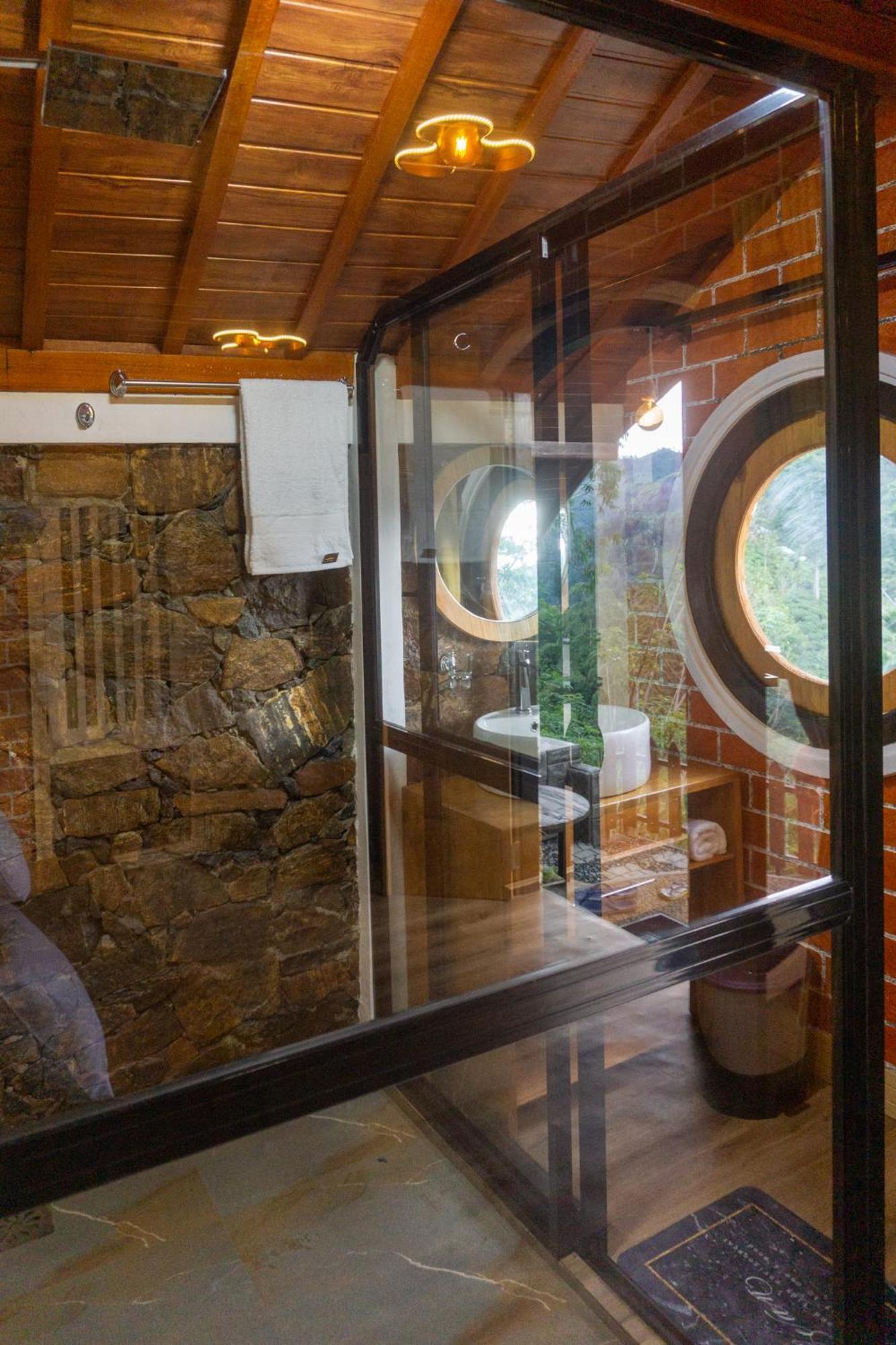 Bed and Breakfast Hobbit Hole Hideaway Елла Екстер'єр фото
